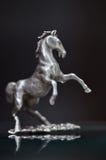 Smycken försilvrar statyetten av att galoppera hästar miniatyrmetallskulpturhingsten fostrade upp fotografering för bildbyråer Smycken försilvrar statyetten av att galoppera hästar miniatyrmetallskulpturhingsten fostrade upp fotografering för bildbyråer
