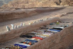 Smycken som säljs av beduiner i Petra, Jordanien - den forntida Nabatean staden i rött naturligt vaggar och med lokala beduiner arkivbilder Smycken som säljs av beduiner i Petra, Jordanien - den forntida Nabatean staden i rött naturligt vaggar och med lokala beduiner arkivbilder