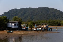Små fiskares bysikt i Thailand den Ko Chang ön i April 2018 royaltyfria foton Små fiskares bysikt i Thailand den Ko Chang ön i April 2018 royaltyfria foton