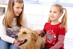 Små flickor med den hemmastadda hunden royaltyfri foto Små flickor med den hemmastadda hunden royaltyfri foto