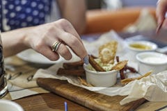 Snabbmat gatamat, mellanmål för öl, stång, bar, mat, aptitretare som stekas royaltyfria foton Snabbmat gatamat, mellanmål för öl, stång, bar, mat, aptitretare som stekas royaltyfria foton