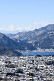Sneeuw afgedekte MT Mitsutouge voorbij Meer Kawaguchiko royalty-vrije stock foto Sneeuw afgedekte MT Mitsutouge voorbij Meer Kawaguchiko royalty-vrije stock foto