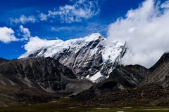 Sneeuw Behandelde Himalayan-Bergketen met Wolken uit het stock foto's Sneeuw Behandelde Himalayan-Bergketen met Wolken uit het stock foto's