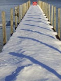 Sneeuw de winterdok met pijlerschaduwen stock afbeelding Sneeuw de winterdok met pijlerschaduwen stock afbeelding