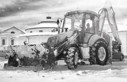 Sneeuwmachine met een stad van de emmer openluchtstraat Stock Afbeeldingen Sneeuwmachine met een stad van de emmer openluchtstraat Stock Afbeeldingen