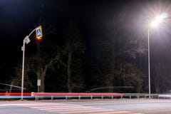Snel Bewegend Verkeer bij Nacht Uren en landschap concept de de weg, sneeuw en ijsverwijdering, het gevaar en de veiligheid van b stock foto Snel Bewegend Verkeer bij Nacht Uren en landschap concept de de weg, sneeuw en ijsverwijdering, het gevaar en de veiligheid van b stock foto