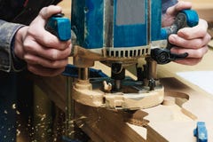 Snickare Working av den manuella malningmaskinen i snickeriseminarium Industriellt Manufactoring begrepp royaltyfri bild Snickare Working av den manuella malningmaskinen i snickeriseminarium Industriellt Manufactoring begrepp royaltyfri bild