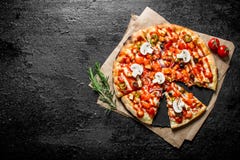 Snijd de Mexicaanse pizza op het document royalty-vrije stock afbeelding Snijd de Mexicaanse pizza op het document royalty-vrije stock afbeelding