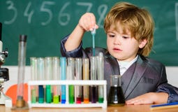 Snilleelev books isolerat gammalt f?r begrepp utbildning Experimentera med kemi Beg?vad kemi f?r flytande f?r forskareBoy provr?r royaltyfria bilder Snilleelev books isolerat gammalt f?r begrepp utbildning Experimentera med kemi Beg?vad kemi f?r flytande f?r forskareBoy provr?r royaltyfria bilder
