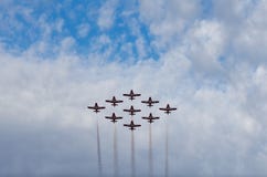 Snowbirds wykonuje przy pokazem lotniczym synchronizowali akrobatycznych samoloty zdjęcie royalty free Snowbirds wykonuje przy pokazem lotniczym synchronizowali akrobatycznych samoloty zdjęcie royalty free