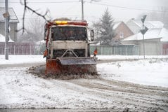 Snowblower καθαρίζει το δρόμο στην πόλη κατά τη διάρκεια μιας χιονοθύελλας στοκ φωτογραφία Snowblower καθαρίζει το δρόμο στην πόλη κατά τη διάρκεια μιας χιονοθύελλας στοκ φωτογραφία