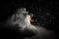 Snowboarder di Freeride che salta nella neve alla notte Fotografie Stock Snowboarder di Freeride che salta nella neve alla notte Fotografie Stock