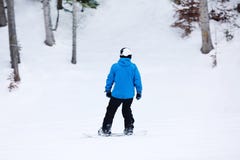 Snowboarder op helling bij toevlucht stock afbeeldingen Snowboarder op helling bij toevlucht stock afbeeldingen