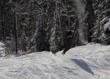 Snowboarder szlagierowa ławka z stylem Podnośna deska na wierzchołku podczas gdy wlec ogon na śniegu zdjęcia stock Snowboarder szlagierowa ławka z stylem Podnośna deska na wierzchołku podczas gdy wlec ogon na śniegu zdjęcia stock