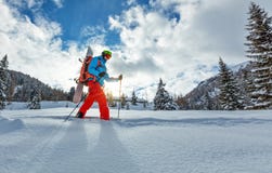 Snowboarder που περπατά στα πλέγματα σχήματος ρακέτας στο χιόνι σκονών στοκ εικόνες με δικαίωμα ελεύθερης χρήσης Snowboarder που περπατά στα πλέγματα σχήματος ρακέτας στο χιόνι σκονών στοκ εικόνες με δικαίωμα ελεύθερης χρήσης