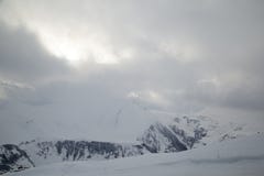 Snowboarder προς τα κάτω επάνω από την κλίση piste με το πρόσφατα-πεσμένο χιόνι ropeway θερέτρου βουνών gudauri Καύκασου Γεωργία στοκ εικόνες Snowboarder προς τα κάτω επάνω από την κλίση piste με το πρόσφατα-πεσμένο χιόνι ropeway θερέτρου βουνών gudauri Καύκασου Γεωργία στοκ εικόνες