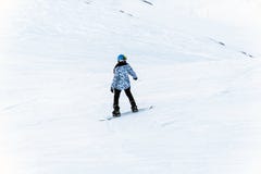 Snowboarder προς τα κάτω στη χιονώδη off-piste κλίση τον ελαφρύ χειμώνα βραδιού στοκ φωτογραφίες με δικαίωμα ελεύθερης χρήσης Snowboarder προς τα κάτω στη χιονώδη off-piste κλίση τον ελαφρύ χειμώνα βραδιού στοκ φωτογραφίες με δικαίωμα ελεύθερης χρήσης