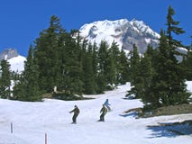 Snowboarders, cappuccio di Mt., Oregon fotografia stock Snowboarders, cappuccio di Mt., Oregon fotografia stock