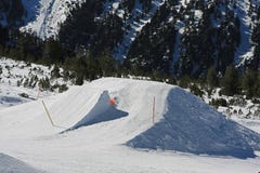 Snowboardinghoppramp royaltyfri fotografi Snowboardinghoppramp royaltyfri fotografi