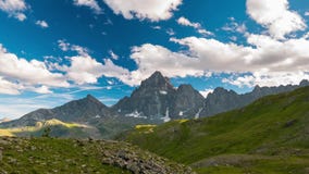 Snowcapped bergkanter och maxima med flyttning fördunklar över fjällängarna i sommar, det Torino landskapet, Italien tidschacknin lager videofilmer Snowcapped bergkanter och maxima med flyttning fördunklar över fjällängarna i sommar, det Torino landskapet, Italien tidschacknin lager videofilmer