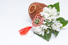 Snowdrops e martisor vermelho e branco da corda no branco com o espaço da cópia europeu do leste primeiramente da celebração da t fotografia de stock Snowdrops e martisor vermelho e branco da corda no branco com o espaço da cópia europeu do leste primeiramente da celebração da t fotografia de stock