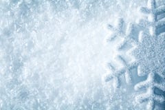 Snowflake στο χιόνι, μπλε χειμερινό υπόβαθρο κρυστάλλων νιφάδων χιονιού στοκ φωτογραφία με δικαίωμα ελεύθερης χρήσης Snowflake στο χιόνι, μπλε χειμερινό υπόβαθρο κρυστάλλων νιφάδων χιονιού στοκ φωτογραφία με δικαίωμα ελεύθερης χρήσης