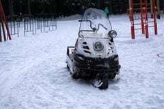 Snowmobile sur le blanc Véhicule tout-terrain Véhicule moderne de neige avec les skis avant Souffleuse de neige avec une combusti photos libres de droits Snowmobile sur le blanc Véhicule tout-terrain Véhicule moderne de neige avec les skis avant Souffleuse de neige avec une combusti photos libres de droits