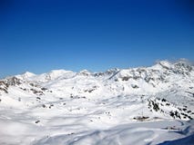Snowy-Alpen in den Schweizer Bergen an einem schönen sonnigen Wintertag lizenzfreies stockfoto Snowy-Alpen in den Schweizer Bergen an einem schönen sonnigen Wintertag lizenzfreies stockfoto