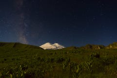 Snowy-Berg Elbrus im Mondschein, in den Milchstraßesternen und in Saturn nachts lizenzfreies stockfoto Snowy-Berg Elbrus im Mondschein, in den Milchstraßesternen und in Saturn nachts lizenzfreies stockfoto