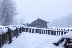 Snowy e paesaggio nebbioso di inverno delle montagne immagine stock libera da diritti Snowy e paesaggio nebbioso di inverno delle montagne immagine stock libera da diritti