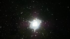 Snö faller långsamt i nattvinter lyktasken till och med snön långsam rörelse Snö faller långsamt i nattvinter lyktasken till och med snön långsam rörelse