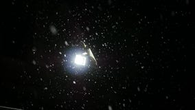 Snö faller långsamt i nattvinter lyktasken till och med snön långsam rörelse Snö faller långsamt i nattvinter lyktasken till och med snön långsam rörelse
