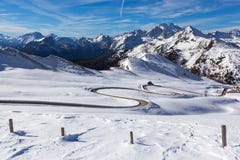 Snöa landskapet av Passo Giau, Dolomites, Italien fotografering för bildbyråer Snöa landskapet av Passo Giau, Dolomites, Italien fotografering för bildbyråer