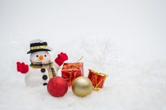 Snögubben med gåvaasken står i snöfall, begrepp för glad jul och för lyckligt nytt år arkivbilder Snögubben med gåvaasken står i snöfall, begrepp för glad jul och för lyckligt nytt år arkivbilder
