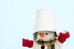 Snögubben står i snöfall, glad jul och lyckligt nytt Y royaltyfri foto Snögubben står i snöfall, glad jul och lyckligt nytt Y royaltyfri foto