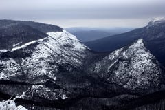 Snöig berg i vinterväder Härlig snöig vinter i bergen fotografering för bildbyråer Snöig berg i vinterväder Härlig snöig vinter i bergen fotografering för bildbyråer