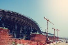 Sob a construção das construções de aço do ar livre da estrutura do metal com guindaste, estrutura de aço do metal da construção imagens de stock royalty free Sob a construção das construções de aço do ar livre da estrutura do metal com guindaste, estrutura de aço do metal da construção imagens de stock royalty free