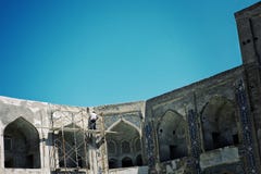 Sob a reconstrução e a renovação uma do madrasa o mais famoso na Rota da Seda inteira REGIO foto de stock royalty free Sob a reconstrução e a renovação uma do madrasa o mais famoso na Rota da Seda inteira REGIO foto de stock royalty free