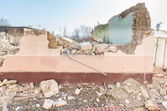 Sobras de dano do desastre das consequências do furacão ou do terremoto em casas velhas arruinadas com telhado e a parede desmoro foto de stock royalty free Sobras de dano do desastre das consequências do furacão ou do terremoto em casas velhas arruinadas com telhado e a parede desmoro foto de stock royalty free