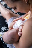 Sobre vista del cierre de cuidado joven de la escena del niño de la madre y del bebé para arriba fotografía de archivo Sobre vista del cierre de cuidado joven de la escena del niño de la madre y del bebé para arriba fotografía de archivo