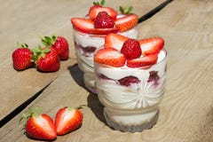 Sobremesa com as morangos de creme e frescas imagens de stock royalty free Sobremesa com as morangos de creme e frescas imagens de stock royalty free