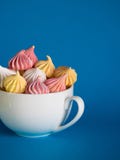 Sobremesa com merengue, muitas merengues coloridas no copo de chá fotografia de stock royalty free Sobremesa com merengue, muitas merengues coloridas no copo de chá fotografia de stock royalty free