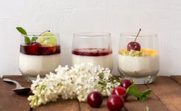 Sobremesa deliciosa com cerejas e a hortelã frescas em um copo de vidro imagens de stock Sobremesa deliciosa com cerejas e a hortelã frescas em um copo de vidro imagens de stock