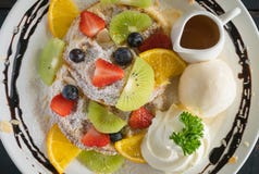 Sobremesa do chocolate do gelado de Kiwi Lemon Waffle Whipped Cream do mirtilo da morango de Flatlay imagem de stock royalty free Sobremesa do chocolate do gelado de Kiwi Lemon Waffle Whipped Cream do mirtilo da morango de Flatlay imagem de stock royalty free