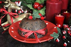 A sobremesa inglesa de Plum Pudding do Natal do estilo com as decorações festivas tradicionais fecha-se acima fotografia de stock royalty free A sobremesa inglesa de Plum Pudding do Natal do estilo com as decorações festivas tradicionais fecha-se acima fotografia de stock royalty free