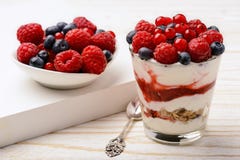 Sobremesa saudável do iogurte com muesli, musse da morango, framboesas, mirtilos e os corintos vermelhos Fotos de Stock Sobremesa saudável do iogurte com muesli, musse da morango, framboesas, mirtilos e os corintos vermelhos Fotos de Stock