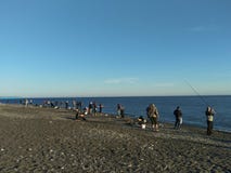 Sochi RF-Maj 14, 2019: Fiskare på strandfisket fotografering för bildbyråer Sochi RF-Maj 14, 2019: Fiskare på strandfisket fotografering för bildbyråer