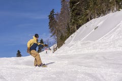 Sochi, Ρωσία, 11-01-2018 Χιονοδρομικό κέντρο της Rosa Khutor, νεαρών άνδρων κάτω από μια κλίση στοκ εικόνα με δικαίωμα ελεύθερης χρήσης Sochi, Ρωσία, 11-01-2018 Χιονοδρομικό κέντρο της Rosa Khutor, νεαρών άνδρων κάτω από μια κλίση στοκ εικόνα με δικαίωμα ελεύθερης χρήσης