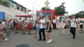 SOCHI, ΡΩΣΙΑ - 16 Ιουνίου 2018: FIFA 2018 Περίπατος οπαδών ποδοσφαίρου στο πάρκο δίπλα στο θαλάσσιο λιμένα 4K φιλμ μικρού μήκους SOCHI, ΡΩΣΙΑ - 16 Ιουνίου 2018: FIFA 2018 Περίπατος οπαδών ποδοσφαίρου στο πάρκο δίπλα στο θαλάσσιο λιμένα 4K φιλμ μικρού μήκους