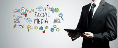 Social Media mit dem Mann, der Tablet-Computer hält lizenzfreie stockbilder Social Media mit dem Mann, der Tablet-Computer hält lizenzfreie stockbilder